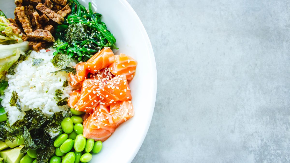 piatto di salmone e broccoli